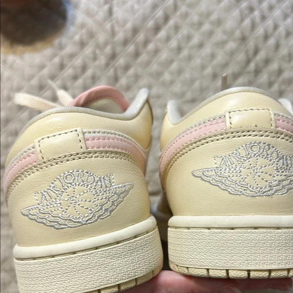 Nike Women's Air Jordan Cream/Pink Sneakers 7.5 - Picture 6 of 8